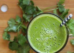 Groene smoothie van supergroente en -fruit